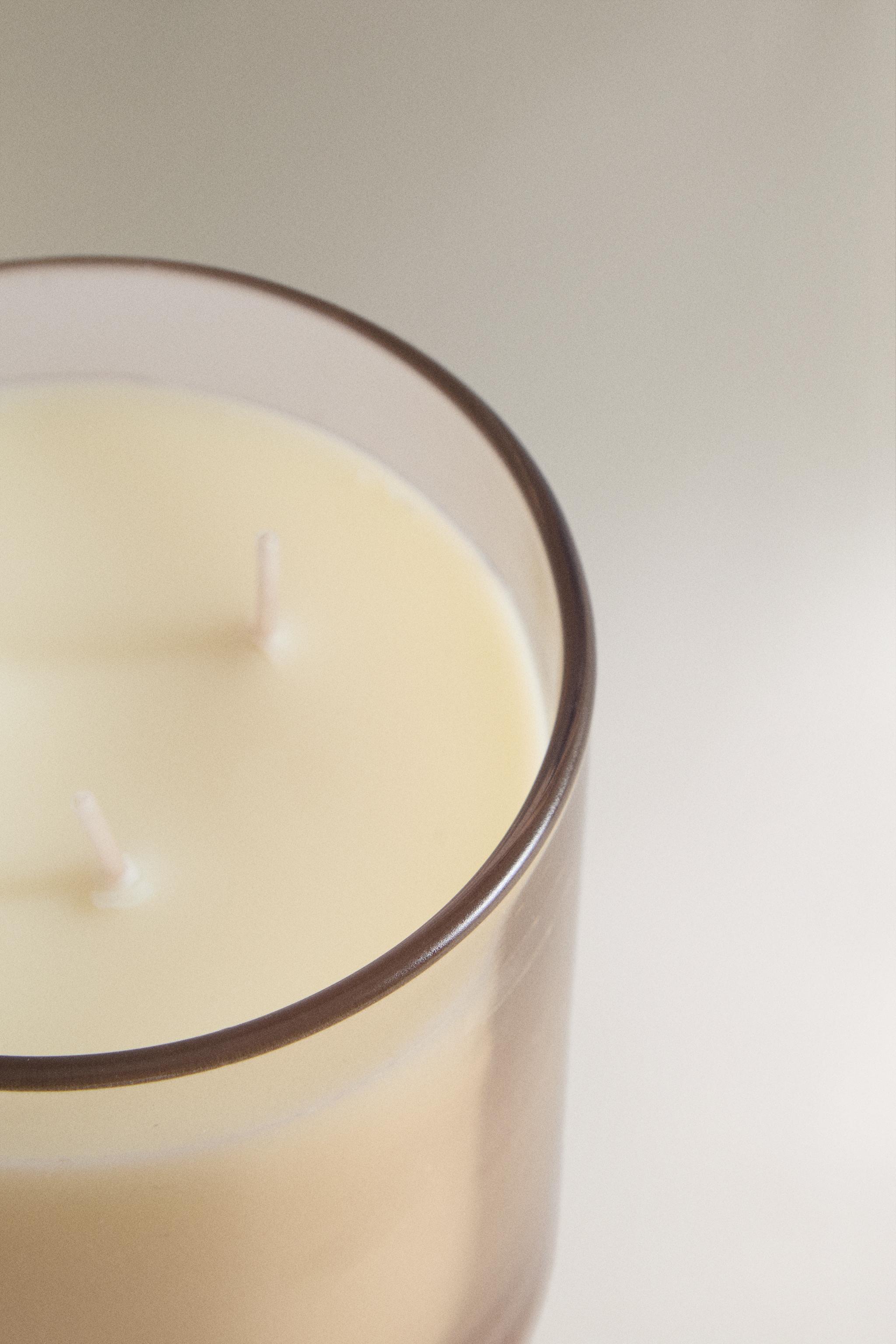 (400 G) MUSKY PETALS SCENTED CANDLE